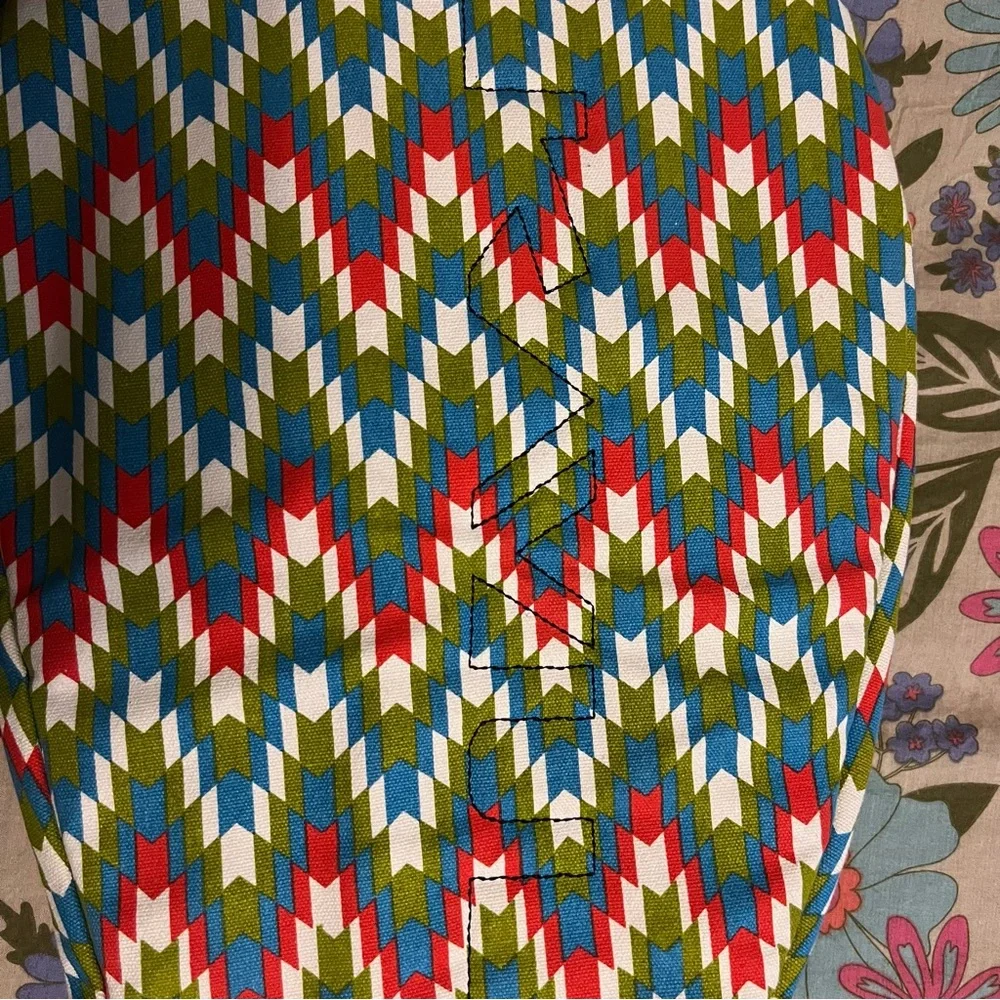 KAVU Colorful Chevron crossbody backpack sling Bag multiple zip pockets - Picture 12 of 12